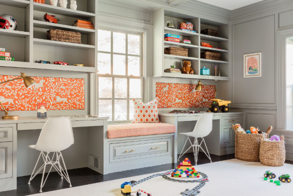 Meja kerja dengan desain berlaci berwarna-warni untuk tampilan yang ceria